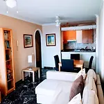 Magnificent Apt. With Sea View, Cliff & Marina شقة *